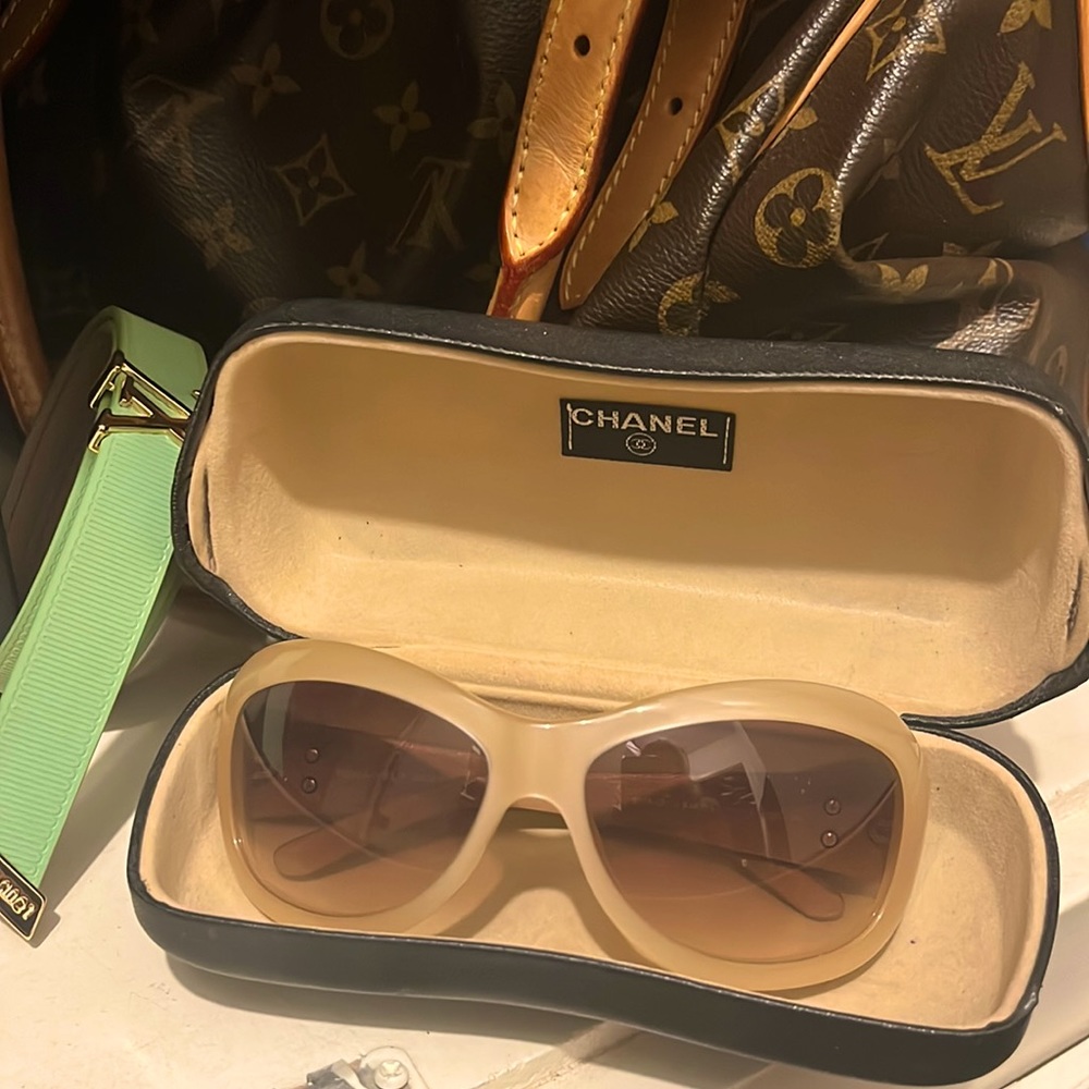 Stunning stylish Channel Sunglasses 🧡🤩🕶💛